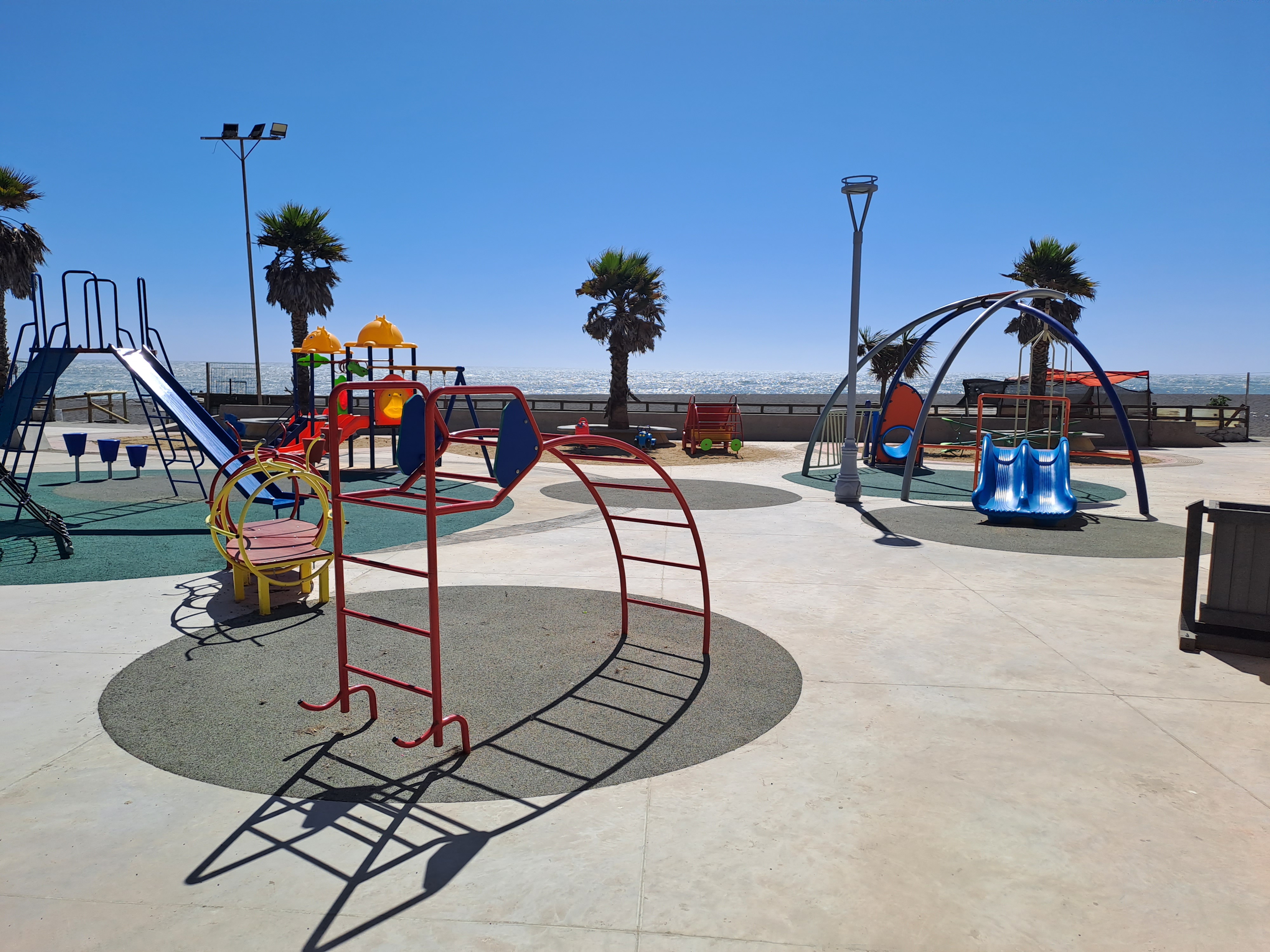 fotografía de las barras para practicar deportes en el borde costero